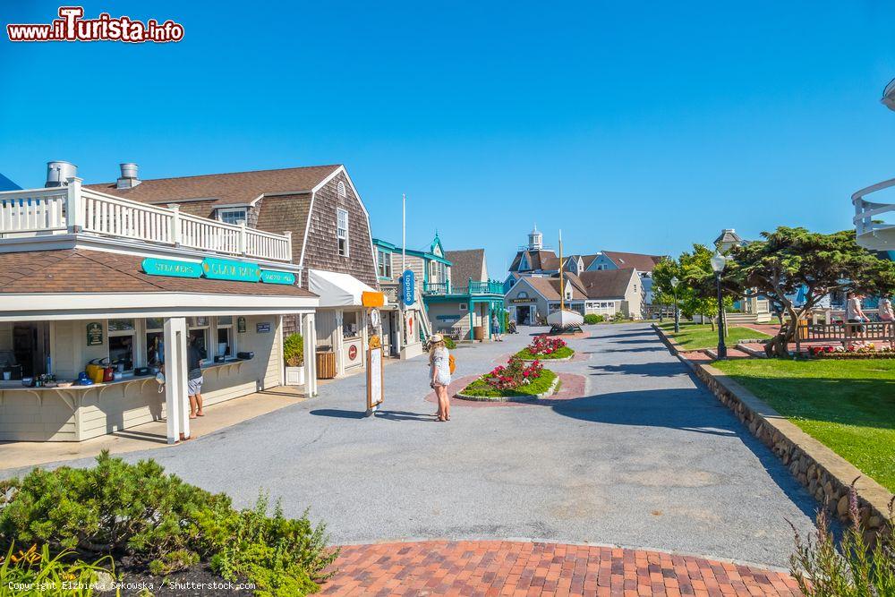 Immagine Una via del centro storico di Montauk, Long Island (USA) con ristoranti e locali - © Elzbieta Sekowska / Shutterstock.com