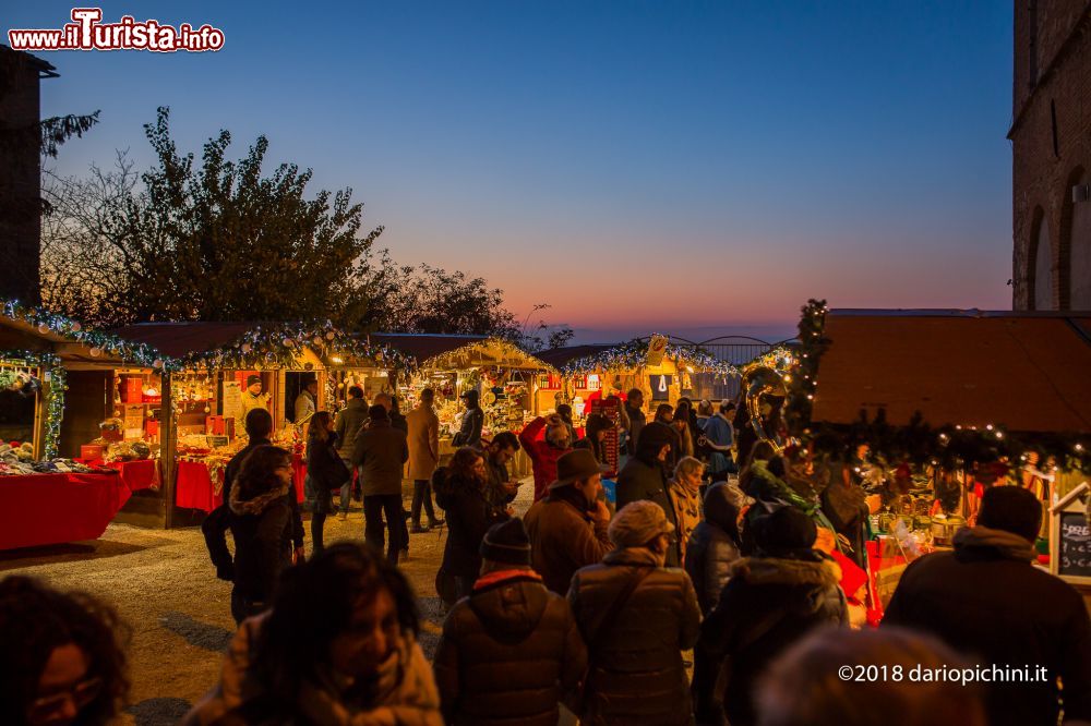 Immagine Una via del centro storico di Montepulciano con il mercatino natalizio, Toscana.