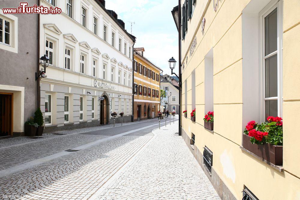 Immagine Una via del centro storico di San Lorenzo di Sebato, Val Pusteria, Alto Adige. Questo paese trae la sua importanza dalla posizione all'incrocio fra la val Pusteria e la val Badia, di cui è il primo centro abitato - © laura zamboni / Shutterstock.com