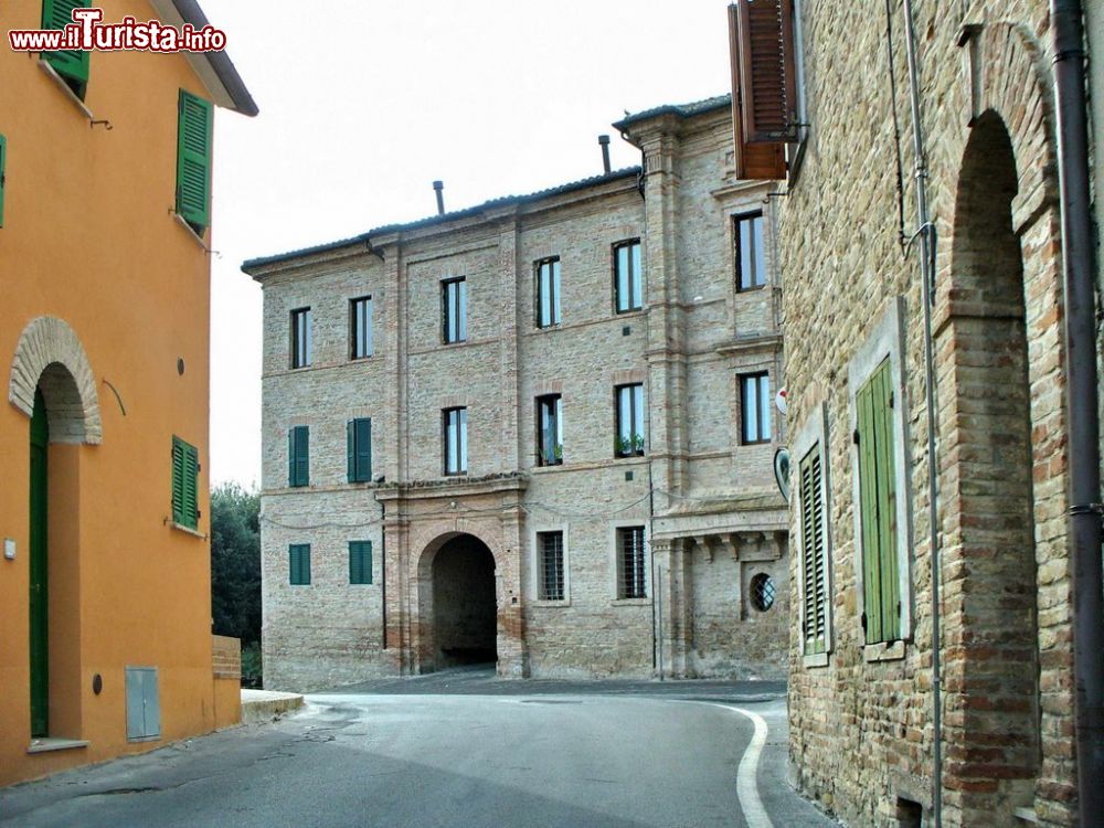 Immagine Una via del centro storico di San Paolo di Jesi nelle Marche - © Elio Maltoni / mapio.net