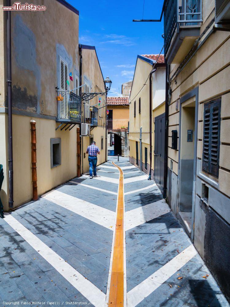 Immagine Una via del centro storico di Santo Stefano di Camastra in Sicilia - © Fabio Michele Capelli / Shutterstock.com