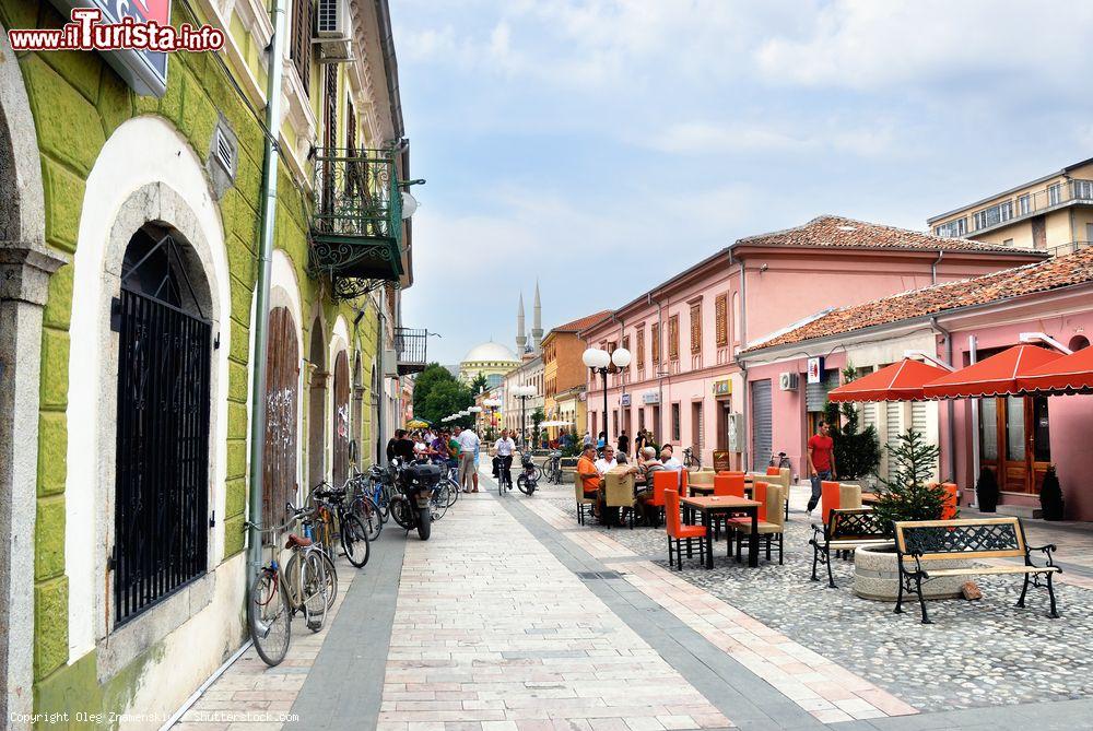Immagine Una via del centro storico di Scutari, una delle città più antiche dell'Albania. - © Oleg Znamenskiy / Shutterstock.com