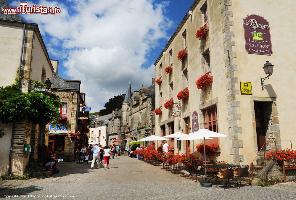 Immagine Una via del villaggio di Rochefort-en-Terre, Francia Settentrionale - © Joe Tabacca / Shutterstock.com