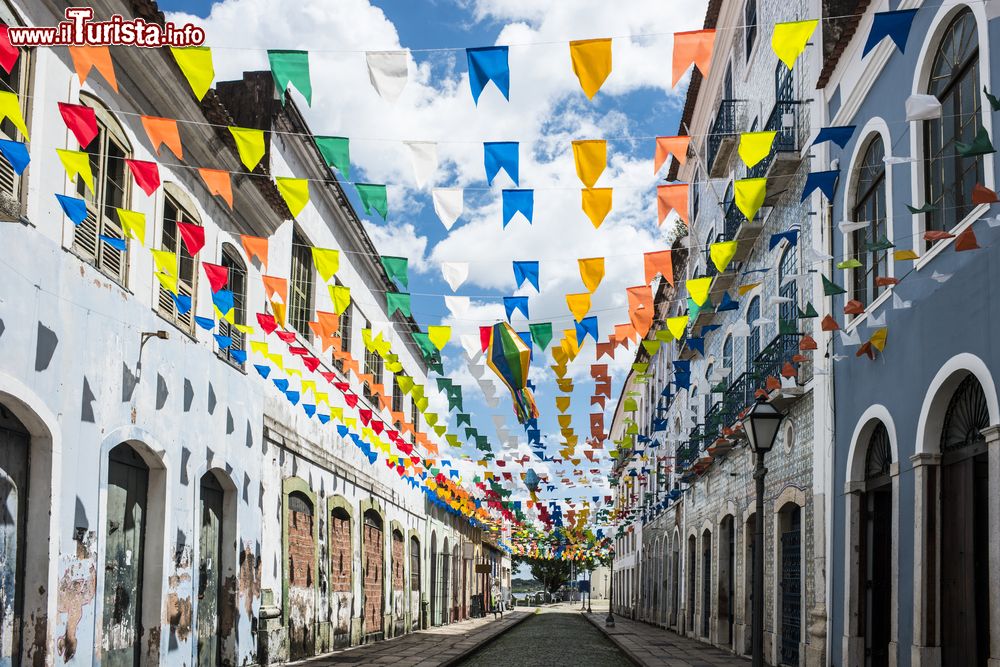 Immagine Una via della cittadina storica di Sao Luis, stato del Maranhao, Brasile. In città ci sono oltre 3500 edifici del XVIII° e XIX° secolo rivestiti da piastrelle in maiolica (azulejos).