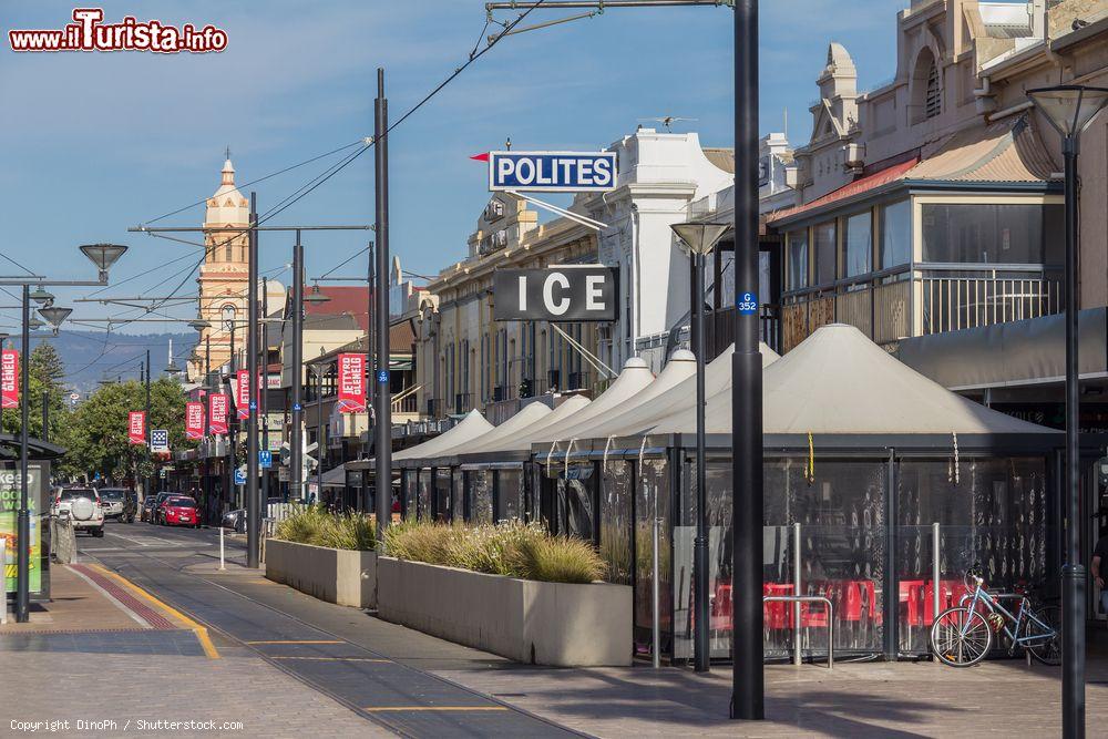 Immagine Una via dello shopping a Holdfast Bay, Glenelg (Australia): è una graziosa cittadina di mare sobborgo di Adelaide - © DinoPh / Shutterstock.com