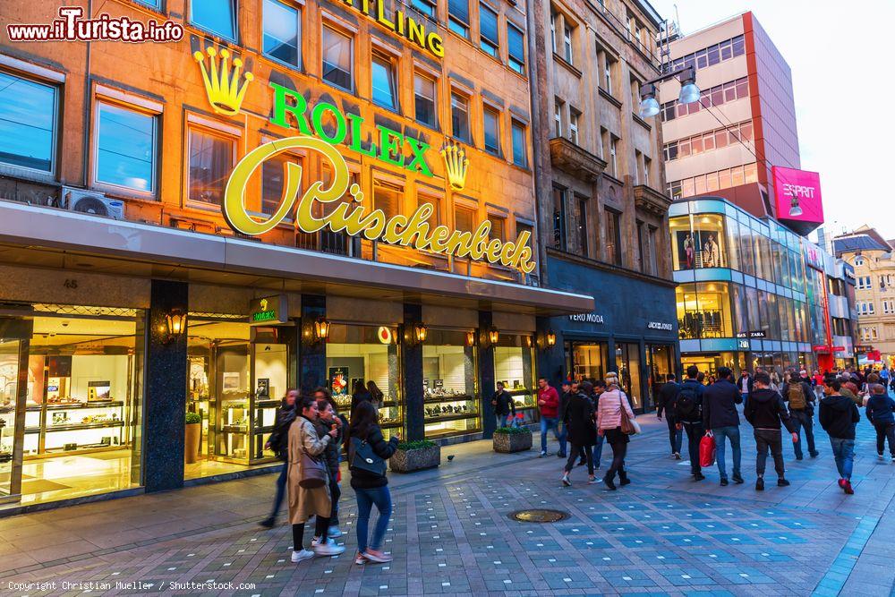 Immagine Una via dello shopping nel centro di Dortmund con gente a passeggio, Germania. Dortmund è l'ottava più grande città del paese, centro amministrativo, commerciale e culturale dell'area della Ruhr - © Christian Mueller / Shutterstock.com