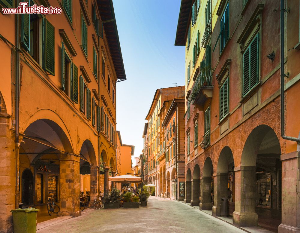 Immagine Una via dello shopping nel centro storico di Pisa, Toscana.