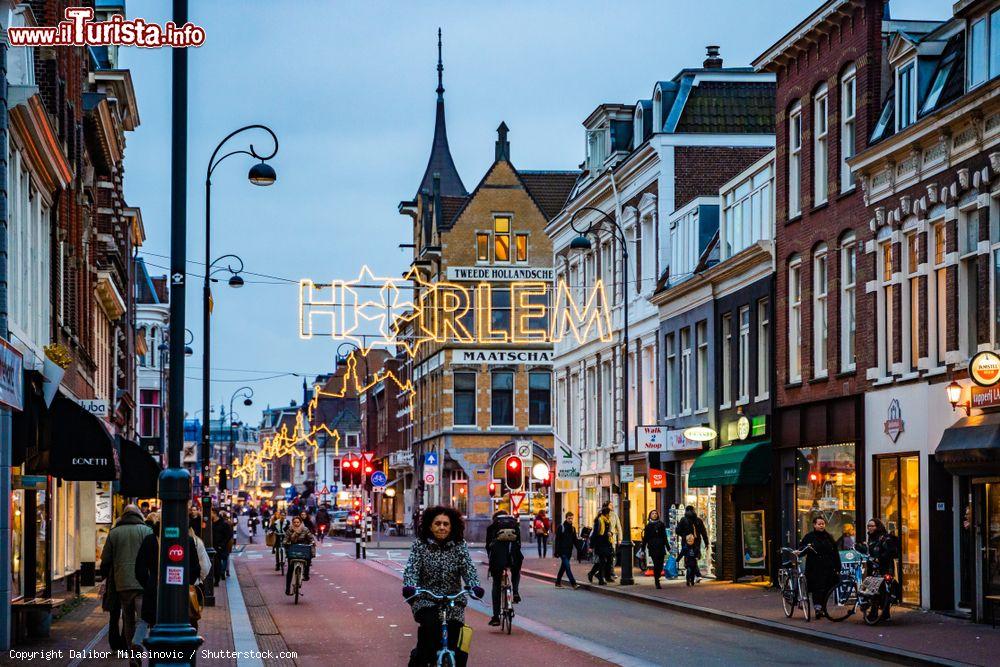 Immagine Una via di Haarlem (Olanda) di sera durante le feste di Natale - © Dalibor Milasinovic / Shutterstock.com