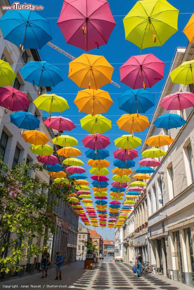 Immagine Una via di Tournai decorata con decine di ombrelli colorati, Belgio - © Jonas Muscat / Shutterstock.com