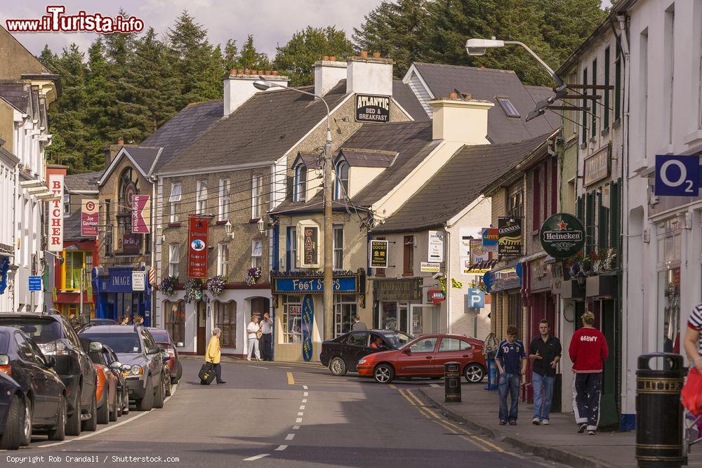 Immagine Una via nel centro di Donegal in Irlanda - © Rob Crandall / Shutterstock.com