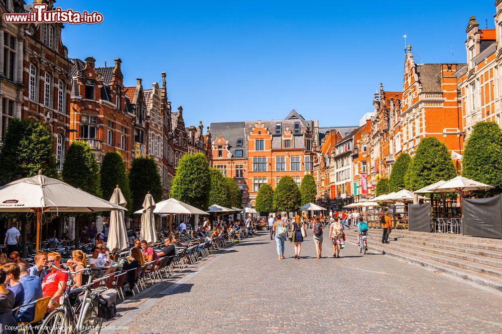 Immagine Una via pedonale del centro cittadino di Leuven, Belgio, in estate con gente in relax nei caffé all'aperto - © Anton_Ivanov / Shutterstock.com
