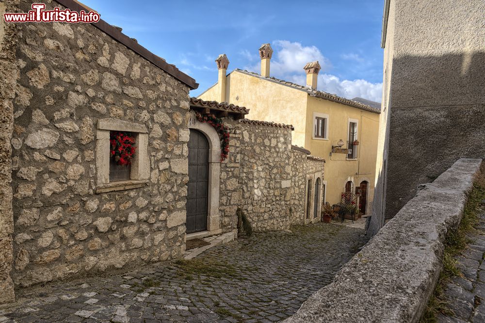 Immagine Una via tipica del borgo di Santo Stefano di Sessanio, L'Aquila, Abruzzo.