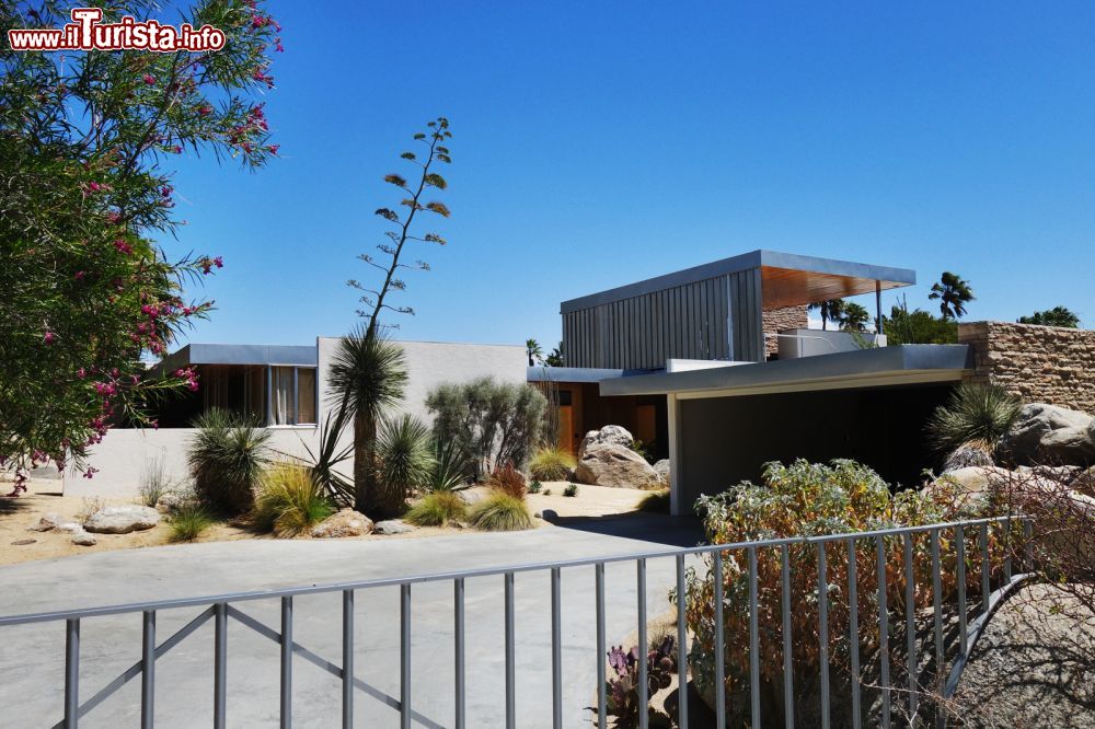 Immagine Una villa in stile moderno nella città di Palm Springs, California.