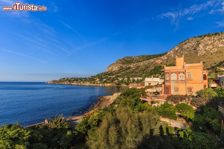Immagine Una villa lungo la costa di Bagheria, vicino a Palermo