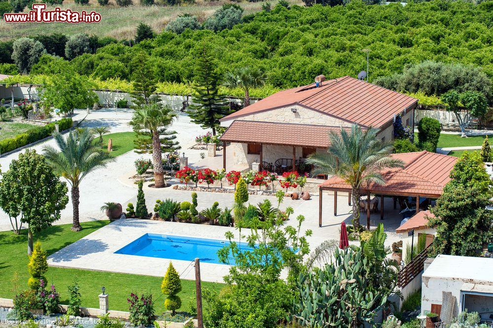 Immagine Una villa moderna con piscina a Kolossi (Cipro) - © OrelPhoto / Shutterstock.com