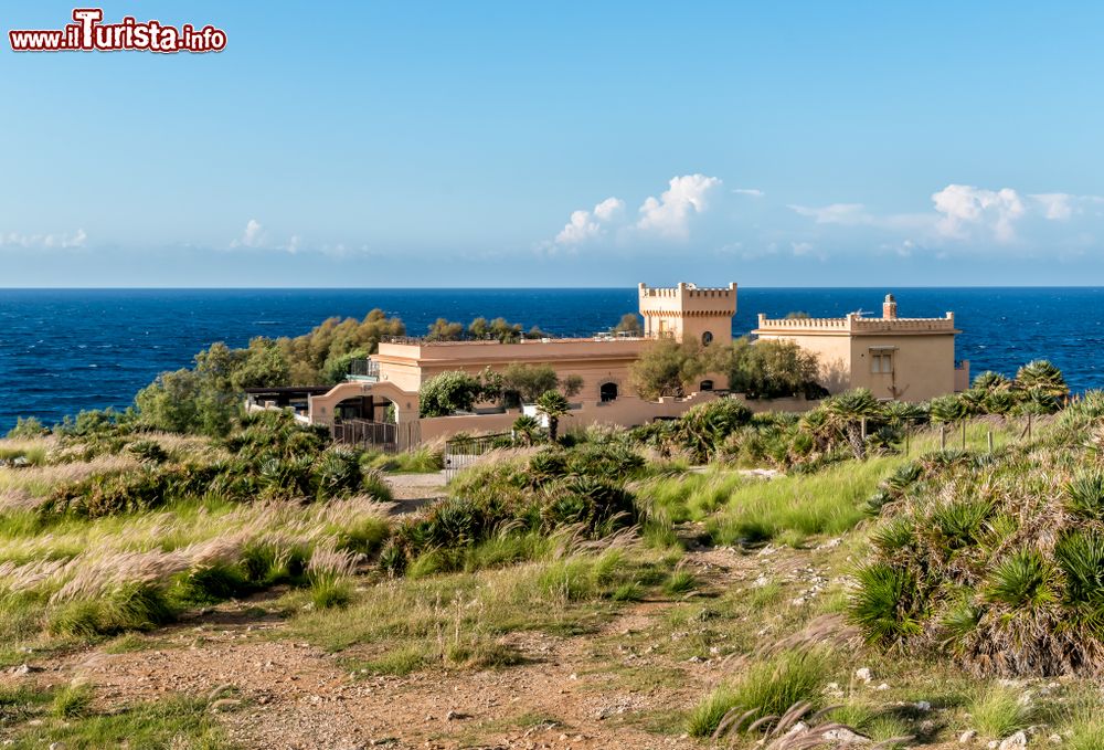 Immagine Una villa nobiliare dulla costa di Isola delle Femmine: siamo vicino a Palermo in Sicilia