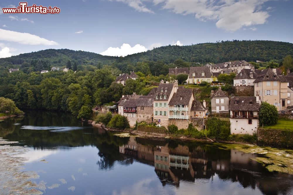 Immagine Una vista dalla Dordogna e il villaggio di Argentat in Aquitania (Francia)