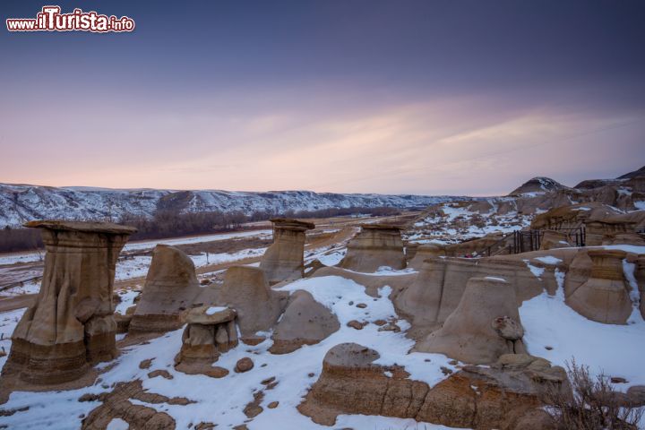 Immagine Una vista invernale dei calanchi di Drumheller in Alberta, Canada. Queste erosioni chiamate Hoodoo's sono state utilizzate come scenografia di alcune sequenze del film Revenant, di González Iñárritu - © Brendan van Son / Shutterstock.com