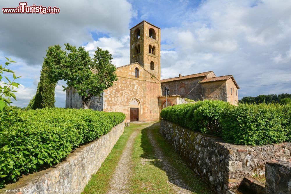 Immagine Una vista spettacolare della chiesa di San Giovanni Battista a Sovicille in Toscana - © DiegoMariottini / Shutterstock.com