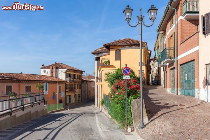 Immagine Una viuzza con lampione nella cittadina di La Morra, Cuneo, Piemonte. Ad affacciarsi su questi stretti vicoli sono delle belle case dalle facciate tinteggiate con colori pastello