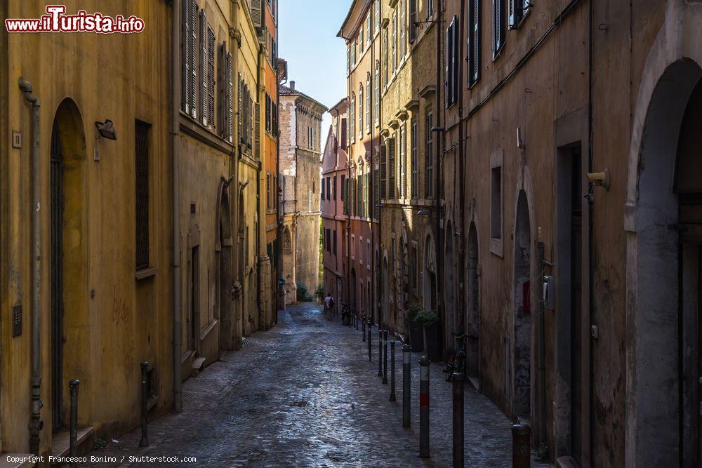 Immagine Una viuzza con pavimentazione a ciottoli a Ancona, centro storico (Marche) - © Francesco Bonino / Shutterstock.com