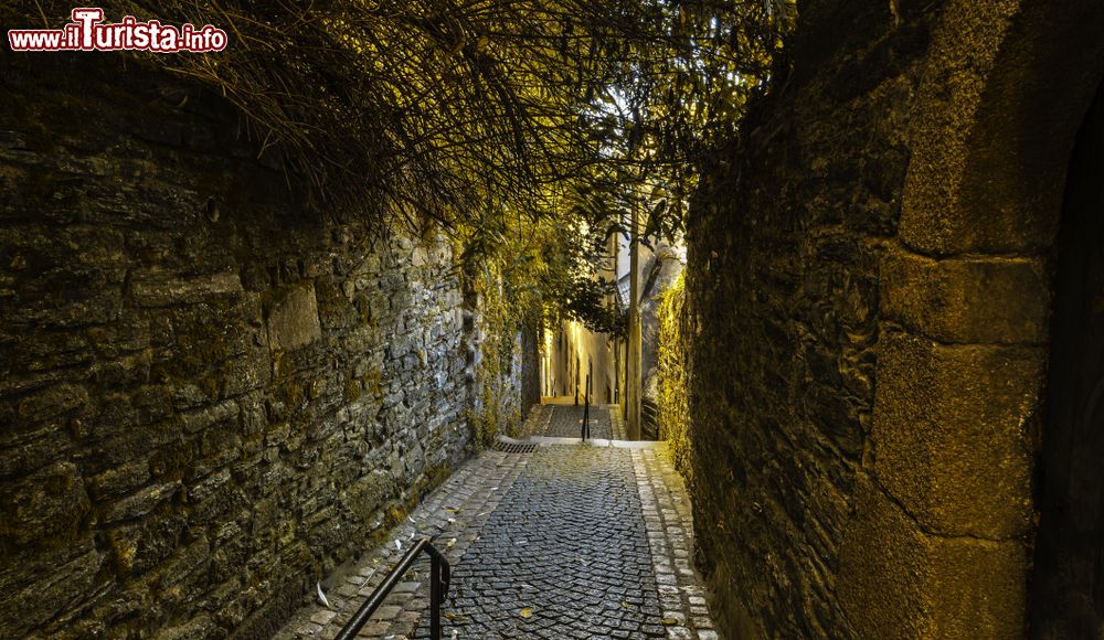 Immagine Una viuzza con pavimentazione in ciottoli nel centro storico di Morlaix, Francia.