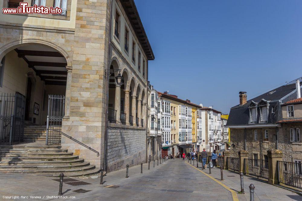 Immagine Una viuzza del centro cittadino di Vitoria Gasteiz, Spagna - © Marc Venema / Shutterstock.com