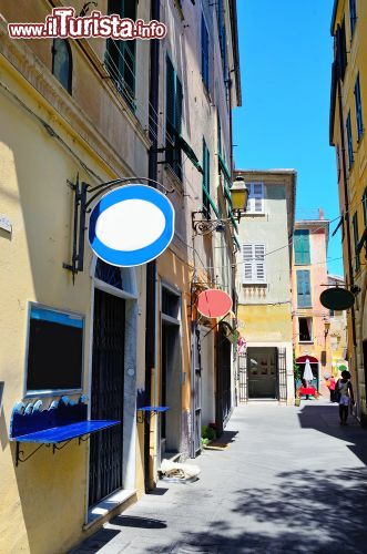 Immagine Una viuzza del centro di Arenzano (Genova) con attività commerciali e negozi, Liguria.