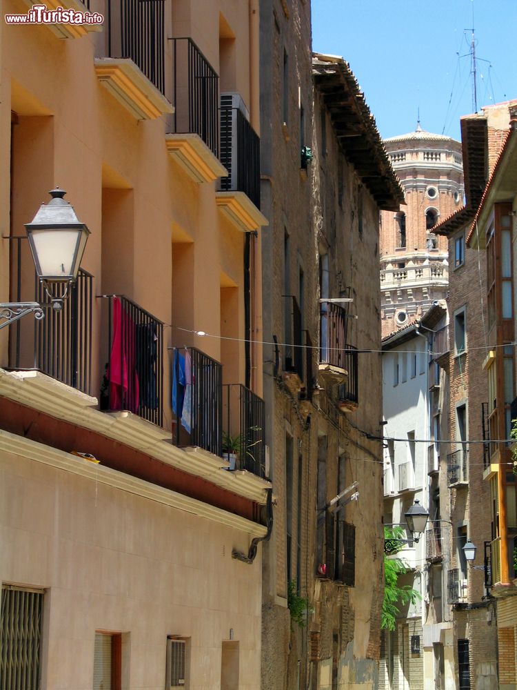 Immagine Una viuzza del centro di Tudela con le tradizionali case affacciate, Spagna. Sullo sfondo, la torre della cattedrale.
