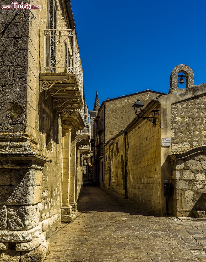 Immagine Una viuzza del centro medievale di Petralia Soprana con gli edifici in pietra, Sicilia.