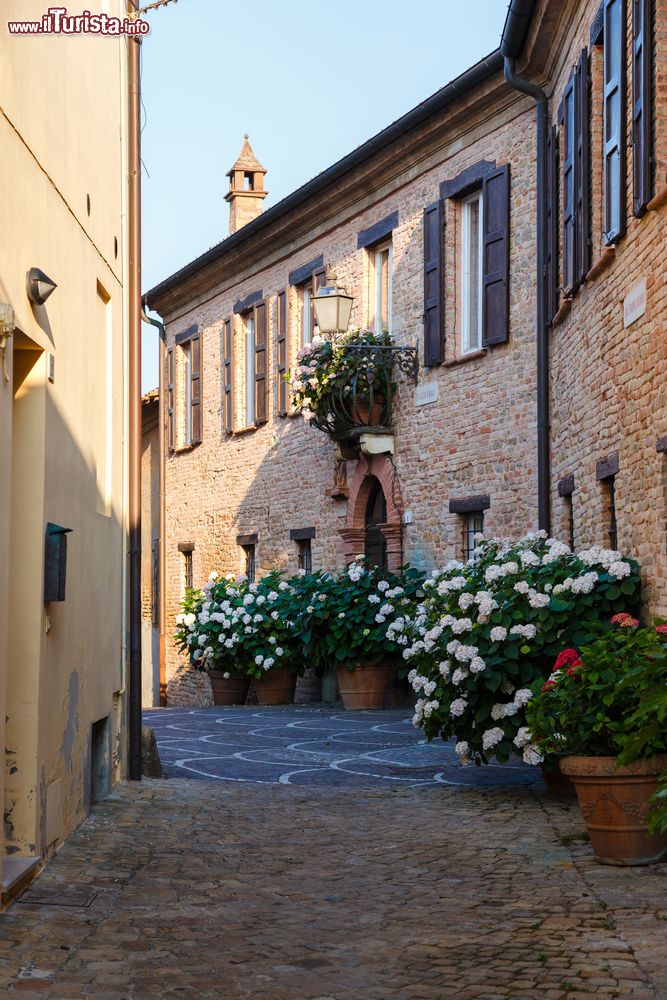 Immagine Una viuzza del centro storico di Fiorenzuola di Focara, provincia di Pesaro, Marche.