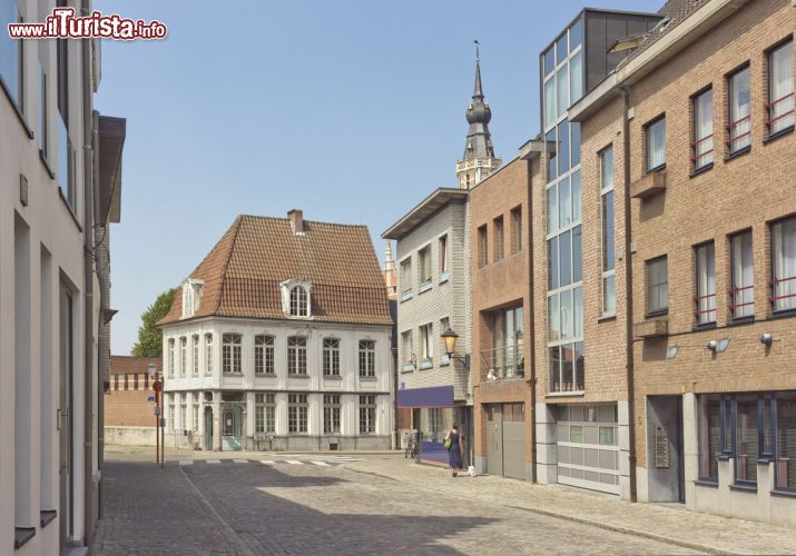 Immagine Una viuzza del centro storico di Mechelen con antichi edifici (Belgio) - © 234144709 / Shutterstock.com