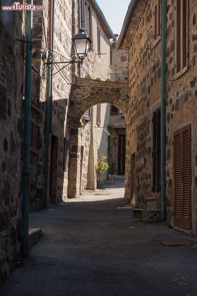Immagine Una viuzza del centro storico di Radicofani, provincia di Siena (Toscana).