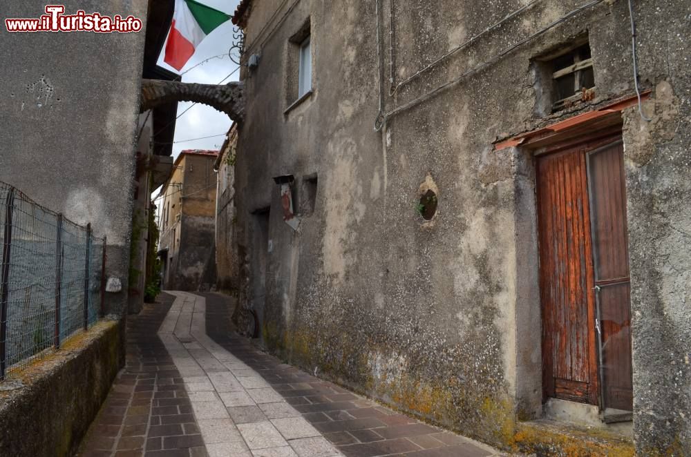 Immagine Una viuzza del centro storico di Trentinara borgo del Cilento in Campania