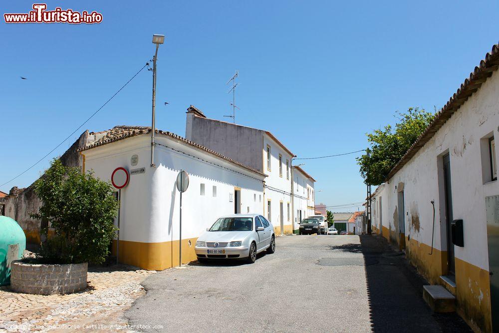 Immagine Una viuzza del centro storico di Viana do Alentejo, Portogallo - © Joaquin Ossorio Castillo / Shutterstock.com