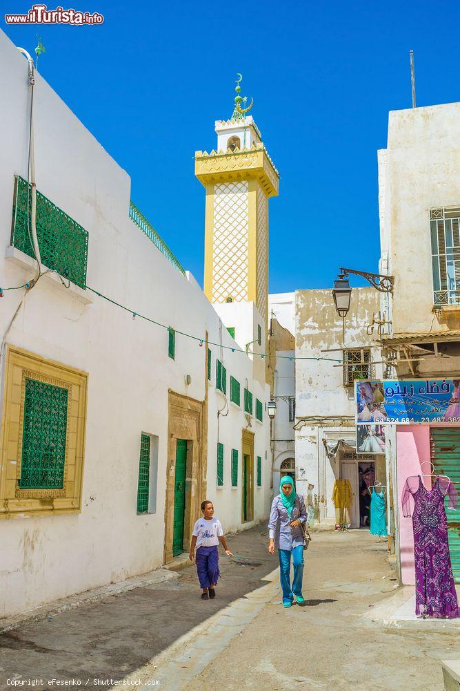 Immagine Una viuzza della Medina residenziale nella città di Sfax, Tunisia. Sullo sfondo, un minareto color ocra - © eFesenko / Shutterstock.com