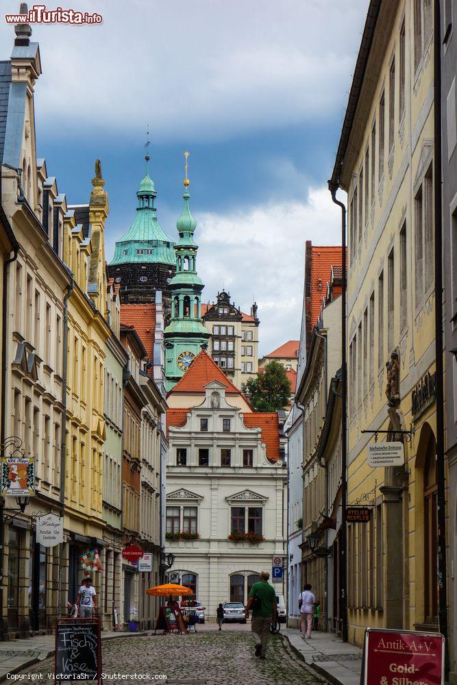 Immagine Una viuzza della storica cittadina di Pirna con le sue case dai tetti di tegole, Germania - © VictoriaSh / Shutterstock.com