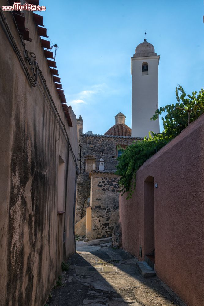 Immagine Una viuzza di Orosei, Sardegna. Questa graziosa cittadina situato sulla costa orientale dell'isola vanta numerose testimonianze archoelogiche.