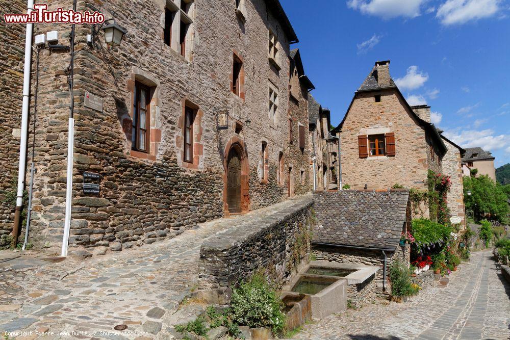 Immagine Una viuzza medievale nel centro di Conques, Francia. Dal 1° gennaio 2016 il comune di Conques si è fuso con altri tre (Grand-Vabre, Noailhac e Saint Cyprien sur Dourdou) per formare il nuovo comune di Conques-en-Rouergue - © Pierre Jean Durieu / Shutterstock.com