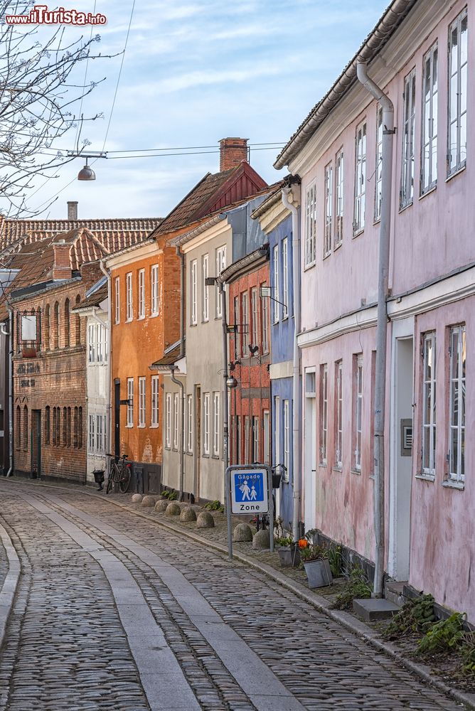 Immagine Una viuzza nel centro di Helsingor, Danimarca. I palazzi antichi si affacciano con i loro intonaci color pastello sulle strette vie acciottolate del centro.