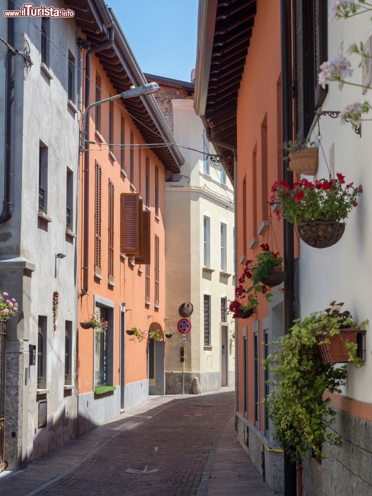 Immagine Una viuzza nel centro storico della città di Somma Lombardo, Varese, Lombardia.
