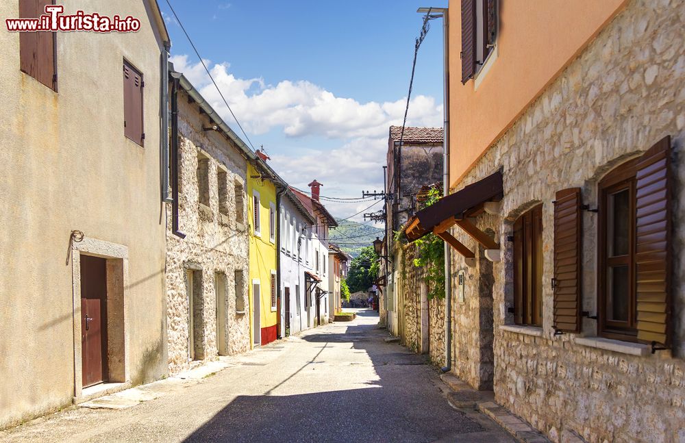 Immagine Una viuzza nel centro storico di Trebinje, Bosnia Erzegovina. Questa cittadina si trova al confine con la Croazia, non lontano da Ragusa.
