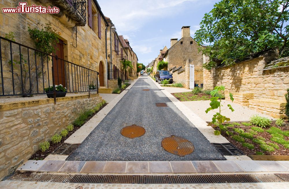 Immagine Una viuzza nel vecchio villaggio di Domme, Dordogna, Francia. Il suo pittoresco aspetto medievale accompagna i visitatori in un viaggio nel passato alla scoperta di un reticolo di strade intrise di tradizione, storia e leggenda.