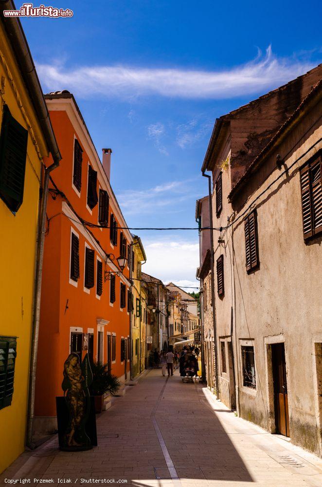Immagine Una viuzza pedonale nel cuore di Skradin, Croazia - © Przemek Iciak / Shutterstock.com