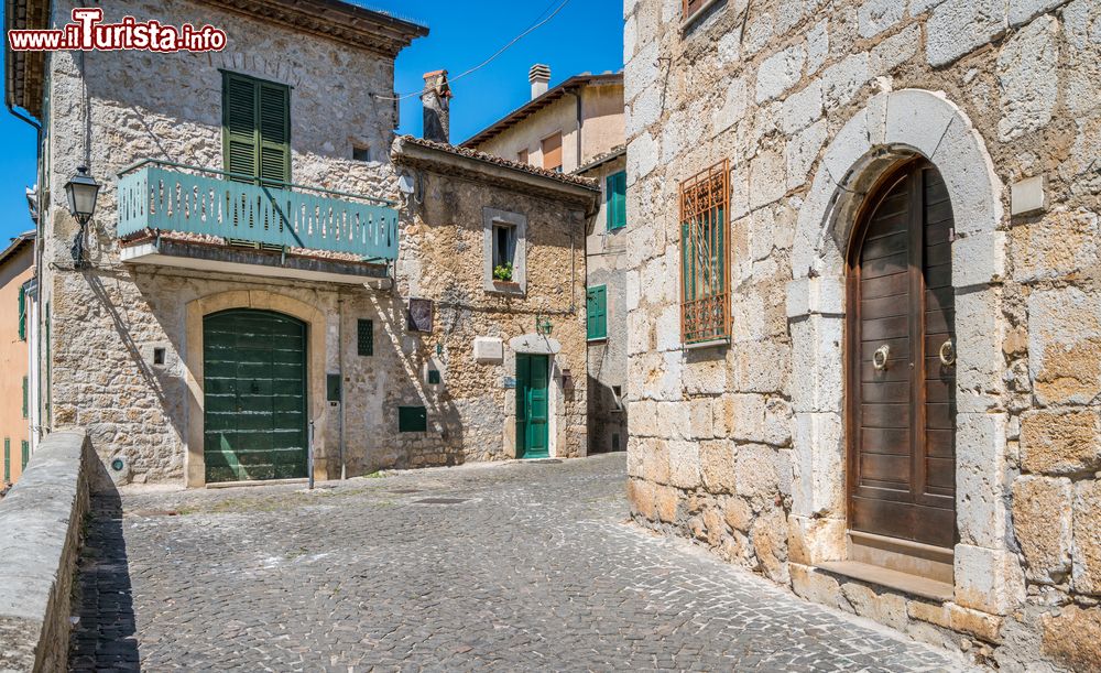 Immagine Una viuzza tipica del centro di Alatri, provincia di Frosinone, Lazio. Il centro si sviluppa all'interno delle mura e ricalca l'assetto urbanistico di epoca romana sviluppatosi attorno all'acropoli.