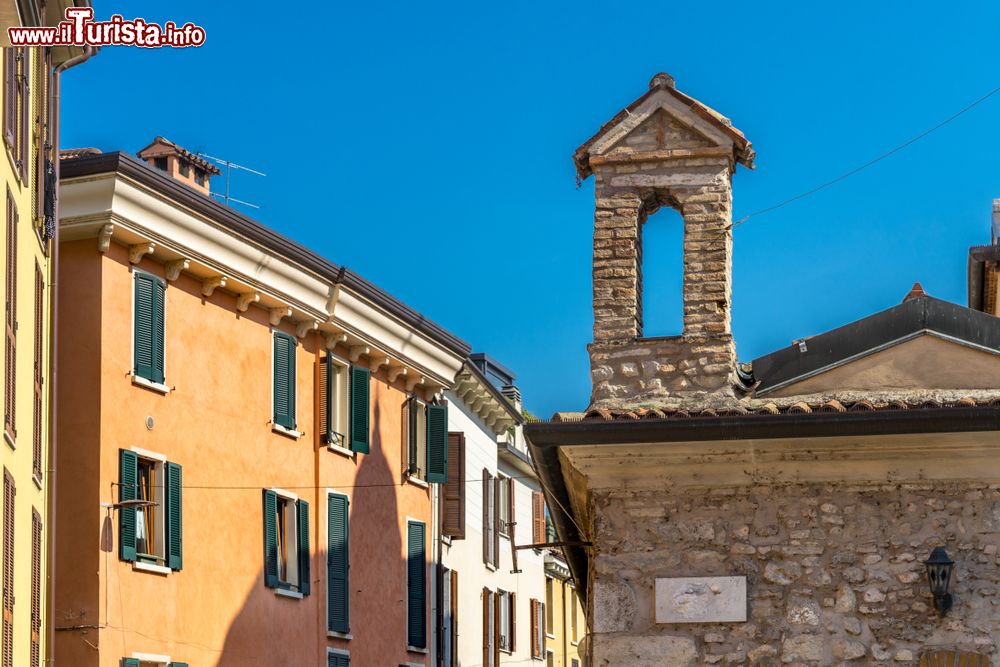 Immagine Una viuzza vicino alla cattedrale di Desenzano del Garda, nord Italia.