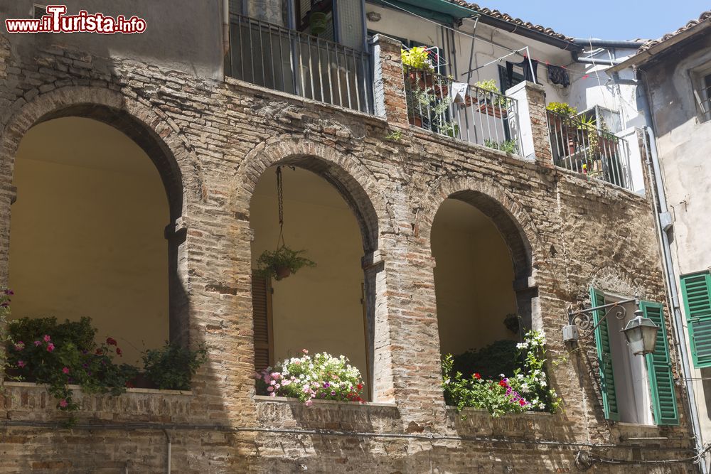 Immagine Un'abitazione del centro storico di Jesi, Ancona, Marche, con fiori sulla balconata.