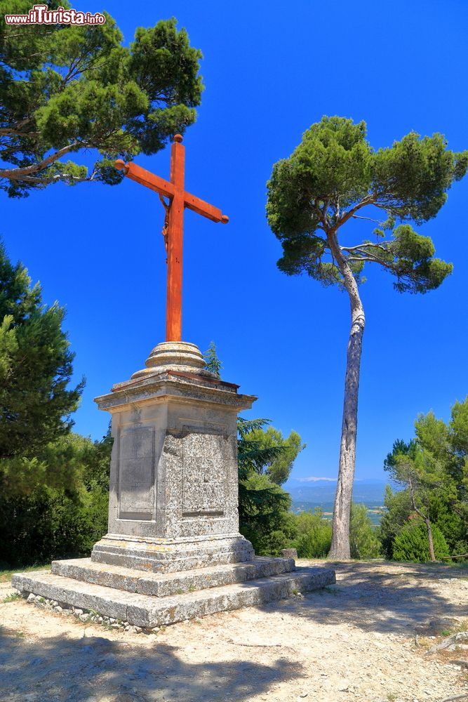 Immagine Un'alta croce su una collina soleggiata sopra il villaggio di Bonnieux, Provenza, Francia.