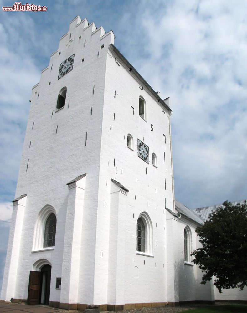 Immagine Un'alta torre nella parte anteriore della chiesa di Saeby, Danimarca.