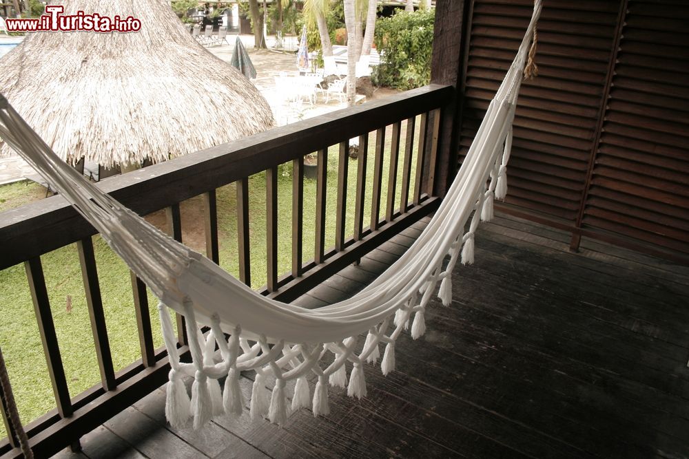Immagine Un'amaca bianca sul balcone di un resort di lusso sull'isola di Contadora, Panama.